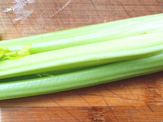 1、香瓜芹菜汁,芹菜摘去叶子，取两条