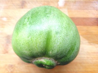 4、香瓜芹菜汁,香瓜洗净，切去两头