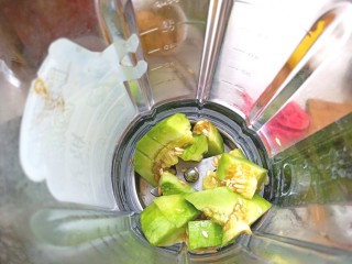 8、香瓜芹菜汁,放入破壁机中
