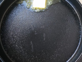 2、香煎三文鱼#年年有余#,锅里放入黄油