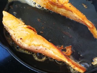 4、香煎三文鱼#年年有余#,侧面也煎一下,上面也煎一下。