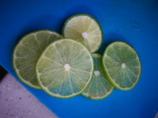 5、香煎三文鱼#年年有余#,青柠洗干净切片。用不完的直接泡水喝咯