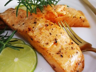 6、香煎三文鱼#年年有余#,出锅摆上青柠再摆上几支迷迭香装饰,喜欢黑胡椒碎的,可以再撒些黑胡椒碎。