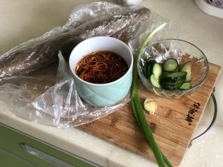 1、白雪却嫌春色晚➕虫草花清炒山药,食材合照：山药半根，虫草花一小把清水浸泡15分钟，黄瓜半根（阿晨直接用的炒其他菜剩的黄瓜片），小葱一根，姜一小块