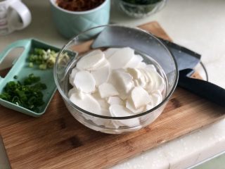 5、白雪却嫌春色晚➕虫草花清炒山药,山药切薄片，泡在清水里，避免山药变黑