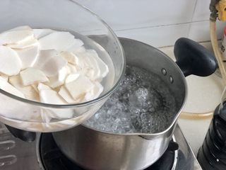 6、白雪却嫌春色晚➕虫草花清炒山药,坐锅烧水，水开放入山药片