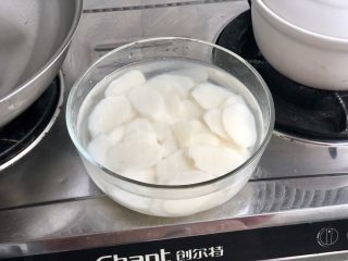 8、白雪却嫌春色晚➕虫草花清炒山药,捞出的山药泡在凉水里，保持山药爽脆。