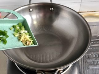 15、白雪却嫌春色晚➕虫草花清炒山药,热锅冷油，小火加入姜丝葱白，煸香