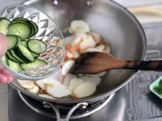 18、白雪却嫌春色晚➕虫草花清炒山药,加入黄瓜片翻炒均匀