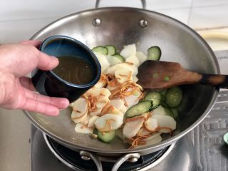 19、白雪却嫌春色晚➕虫草花清炒山药,淋上调味汁，翻炒一两分钟食材入味