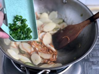 20、白雪却嫌春色晚➕虫草花清炒山药,出锅前撒上葱绿末炒均即可