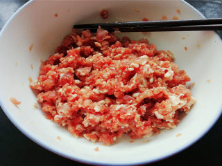 3、小元宝馄饨,搅拌至微粘稠状态