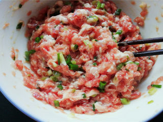 5、小元宝馄饨,上筋后把碗里的葱花也倒入搅拌均匀