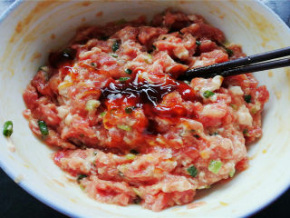 8、小元宝馄饨,再加入白砂糖，蚝油搅拌均匀