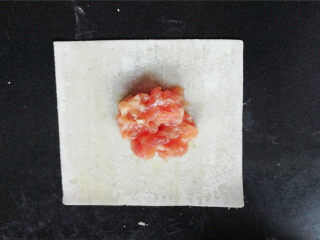 10、小元宝馄饨,用一张馄饨皮，包入适量的肉馅