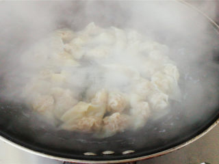 15、小元宝馄饨,下馄饨，沸腾翻滚后，点几次冷水，再翻滚后即可