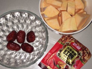 1、经期红糖汤,准备食材，红枣洗净，红薯洗净切块，红糖姜粉备好