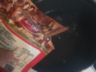 2、经期红糖汤,水烧开后下红糖，嫌甜的可以只放半包，不是袋装的，按自己能够接受的甜度，放几勺就行