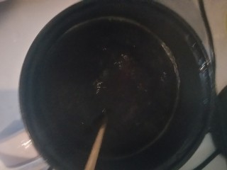 3、经期红糖汤,用勺子搅拌两下