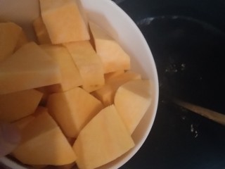 4、经期红糖汤,下红薯块