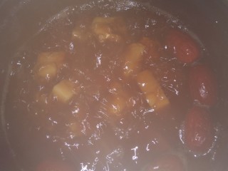 8、经期红糖汤,沸腾的样子，差不多可以了