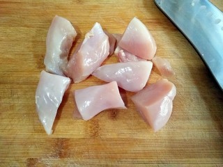 2、大煮干丝,切成大块。