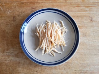 5、大煮干丝,将煮好的鸡胸撕成细丝。