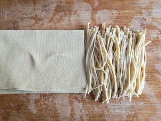 7、大煮干丝,千张（豆腐皮）洗净，切细丝。（尽可能的越细越好，容易入味）