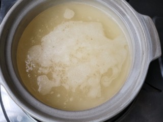 14、大煮干丝,准备一锅高汤，煮开。如果没有高汤就用之前煮鸡胸肉的汤或者白开水都可以。