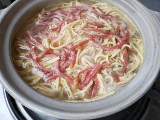 16、大煮干丝,加入火腿丝，多煮一会，让火腿的咸鲜味充分被千张（豆腐皮）丝吸收。