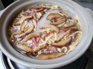 17、大煮干丝,再加入冬菇丝，煮一会儿。