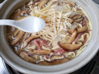 19、大煮干丝,再加入适量的盐，因为火腿有咸味，煮的时候火腿的咸味会渗入汤中，所以加盐要慎重，可以先尝一下汤的咸淡再加。