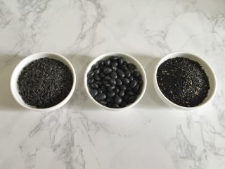 6、太极养生羹 ,准备黑色部分的食材，黑米、黑豆、黑芝麻称重。
