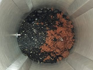 8、太极养生羹 ,把准备好的黑米、黑豆、黑芝麻放入料理机，加入红糖和500克水。