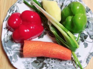 2、酱焖黄花鱼,准备好红椒、青椒、胡萝卜、小葱、姜。