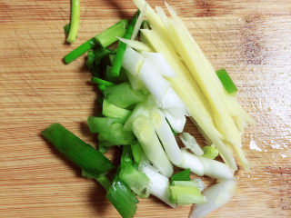 3、酱焖黄花鱼,葱姜切好待用。