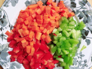 4、酱焖黄花鱼,蔬菜切好待用。