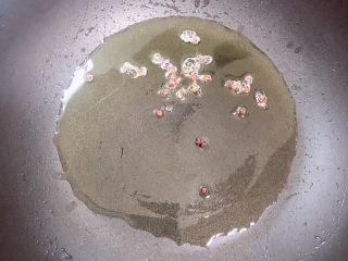 5、酱焖黄花鱼,锅中倒入油，加入花椒粒煸香。