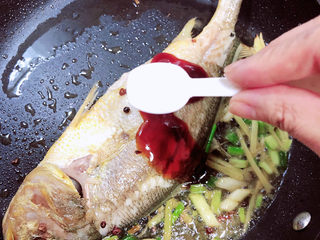 10、酱焖黄花鱼,放入盐，加入300ml水。