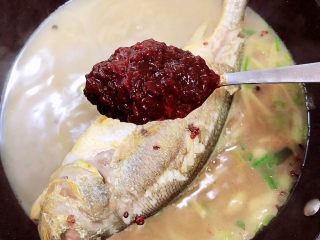 12、酱焖黄花鱼,加入20ml黄豆酱。