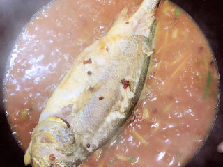 13、酱焖黄花鱼,黄豆酱搅拌均匀，改中火儿改改慢炖5分钟。