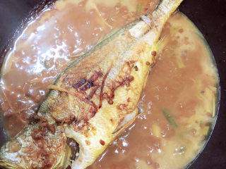 14、酱焖黄花鱼,将鱼翻面，再慢炖5分钟。