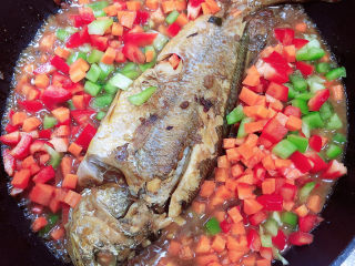 15、酱焖黄花鱼,加入蔬菜丁大火烧开锅。