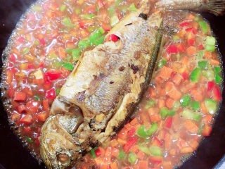 16、酱焖黄花鱼,一分钟后即可出锅了。