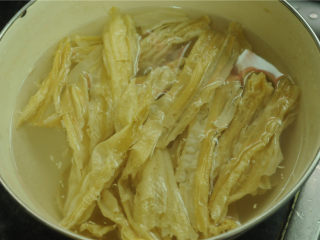 2、凉拌菜,腐竹用清水洗干净后放在凉开水里抛开