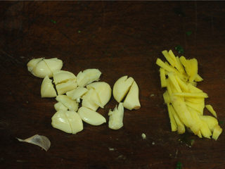 8、凉拌菜,姜丝蒜末切好