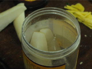 9、凉拌菜,我选用了酸萝卜，可以增加点口感，让这道菜味道更好，酸萝卜提前两天可以做好，将开水放凉，加入少许盐， 将萝卜片放进去，密封两三天就变酸了，酸萝卜的加入，让口感更好