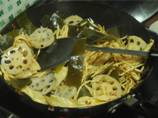 12、凉拌菜,开火，将处理好的食材全部都倒进去，翻拌均匀