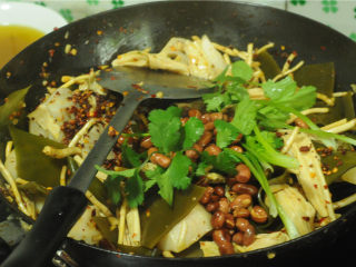 13、凉拌菜,出锅的时候将花生米倒进去，撒入少许香菜即可