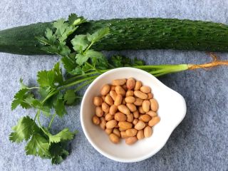 2、香辣口水鸡,花生米30g，香菜2棵，黄瓜250g